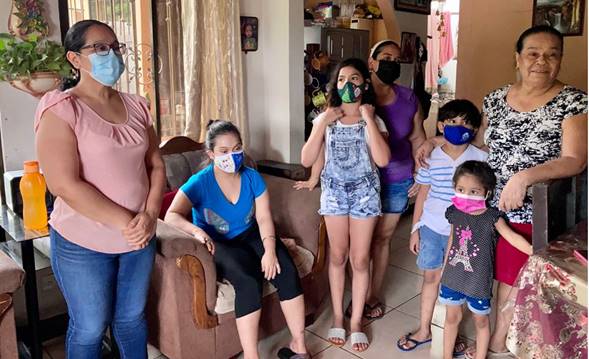 Foto de la familia que recibió el bono 400 mil de la historia del Banhvi.